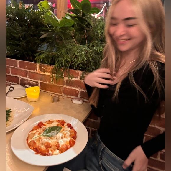 Meet your Posher, Valerie - Picture 4 of 4